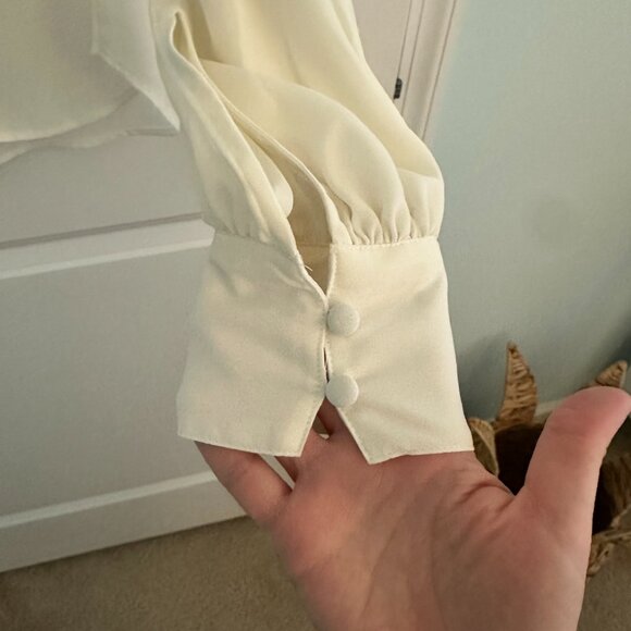 NWT Express V Neck Button Ivory Portofino Blouse - XS - Picture 4 of 4